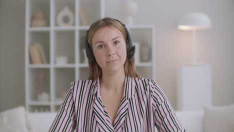 young-woman-is-listening-and-nodding-looking-at-camera-video-calling-by-internet-portrait-of-female-participant